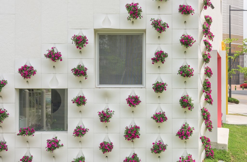 Những mẫu chậu hoa treo tường đẹp và dễ làm 31
